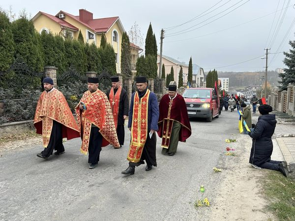 
У громаді на Тернопільщині на колінах зустріли загиблого лейтенанта (фото)
