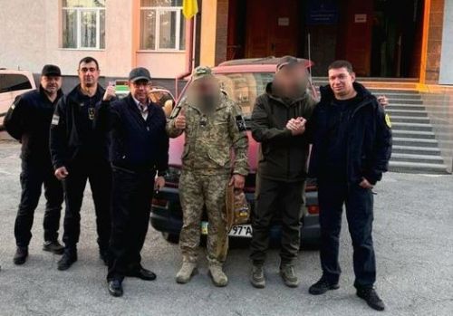 
Тернопільські митники передали військовослужбовцям автомобіль та продукти харчування