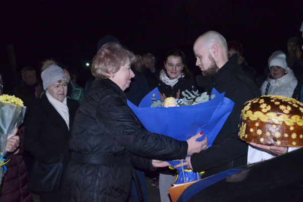 Нарешті вдома: у селі на Чортківщині урочисто зустріли захисника, який понад два роки був у полоні