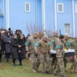 
Живим коридором провели в останню путь військовослужбовця із Тернопільщини