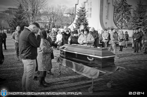 
У Чорткові зустріли тіло захисника, який помер у комі в лікарні (фото)