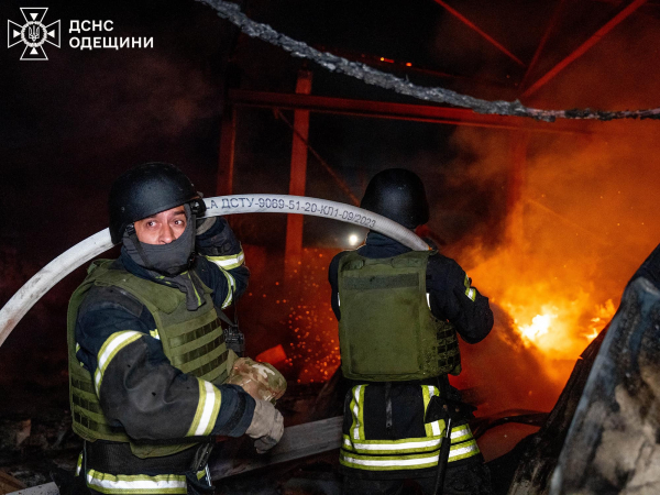 
В Одесі внаслідок нічної атаки спалахнуло кілька пожеж: одна людина загинула (фото)