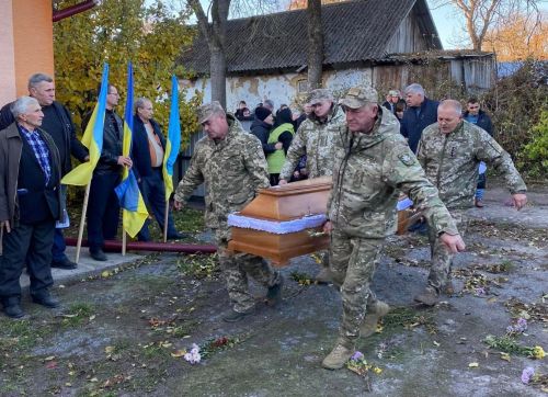 
На щиті повернувся додому військовий з Козівської громади Михайло Сапужак