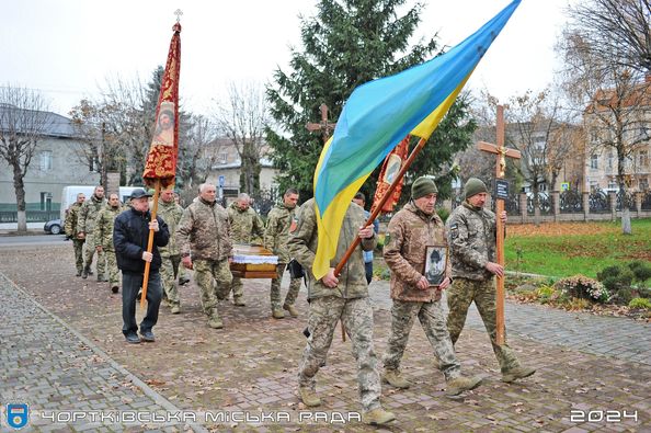 
Плакали діти та старі батьки: на колінах зустріли домовини з двома воїнами на Тернопільщині (фото)