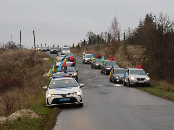 
Плакали діти та старі батьки: на колінах зустріли домовини з двома воїнами на Тернопільщині (фото)