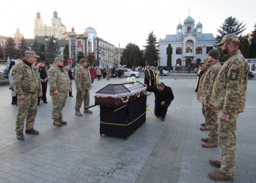 
У Кременці навколішки зустріли сапера Валентина Павлюка, який загинув на фронті (фото)