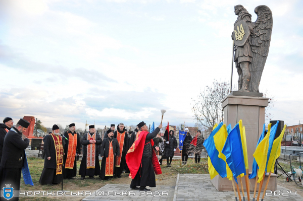 У Чорткові освятили пам'ятник Архангелу Михаїлу в честь полеглих в боях воїнів