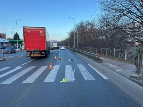 У Тернополі на пішохідному авто збило на смерть жінку