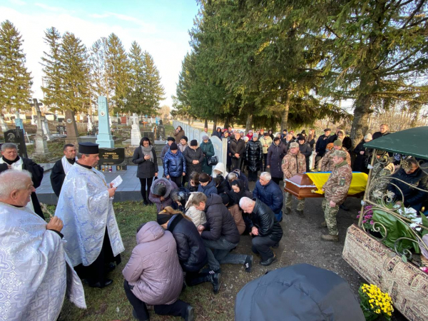 
В останню дорогу провели воїна з Козівської громади Андрія Скавінського