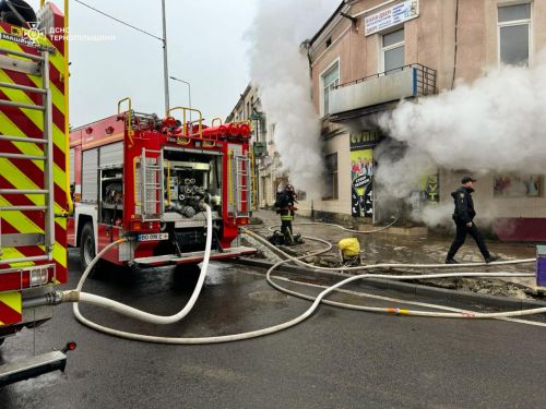 
Масштабна пожежа у Теребовлі: горять комерційні приміщення (фото)