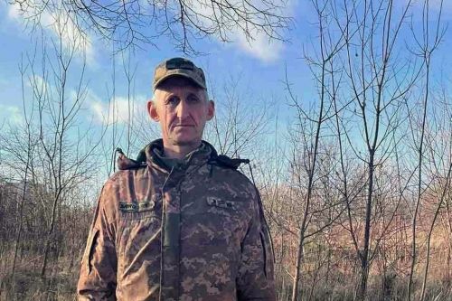 
Живим коридором провели в останню путь військовослужбовця із Тернопільщини