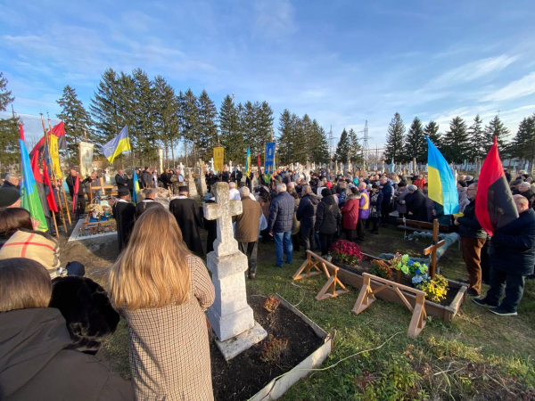 
В останню дорогу провели воїна з Козівської громади Андрія Скавінського