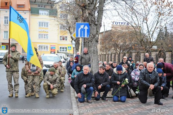 
Плакали діти та старі батьки: на колінах зустріли домовини з двома воїнами на Тернопільщині (фото)