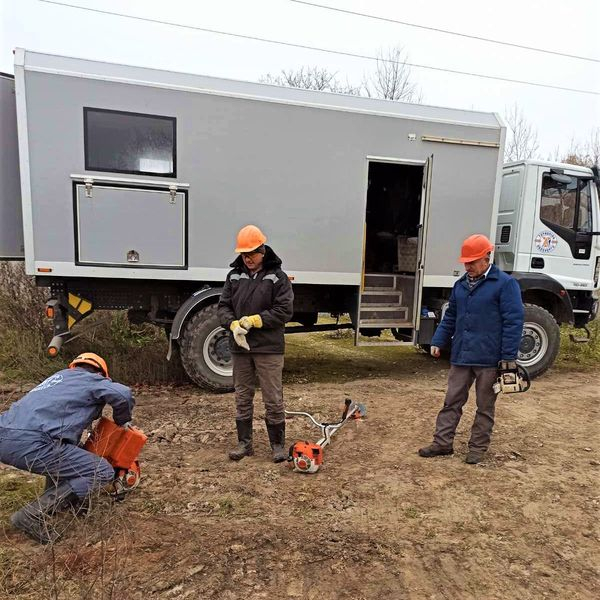 
Енергетики з електрокосами та болгарками виїхали на дороги Тернопільщини (фото)