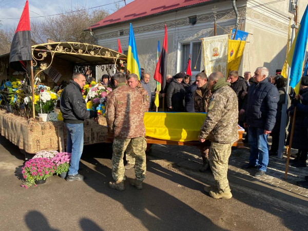 
В останню дорогу провели воїна з Козівської громади Андрія Скавінського