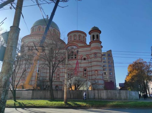 
У Тернополі встановили купол на один із найбільших православних храмів України (фото, відео)