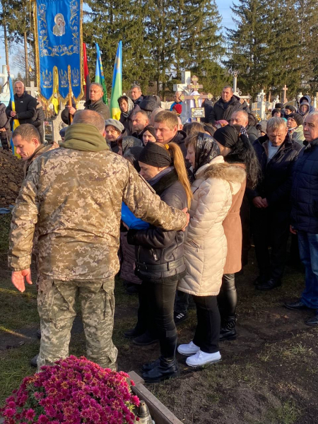 
В останню дорогу провели воїна з Козівської громади Андрія Скавінського