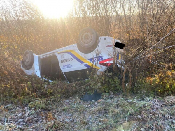Біля Почаєва перекинулося службове авто охорони. Фотофакт