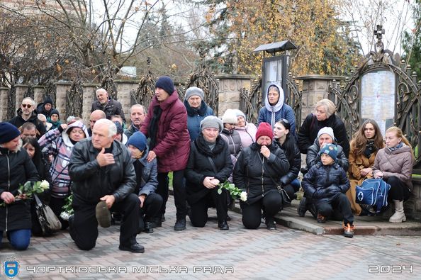 
Плакали діти та старі батьки: на колінах зустріли домовини з двома воїнами на Тернопільщині (фото)