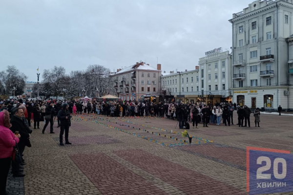 Жертв голодоморів вшанували хвилиною мовчання і молитвою