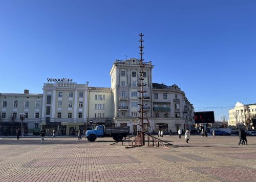 
У Тернополі встановлюють головну новорічну ялинку (фото)