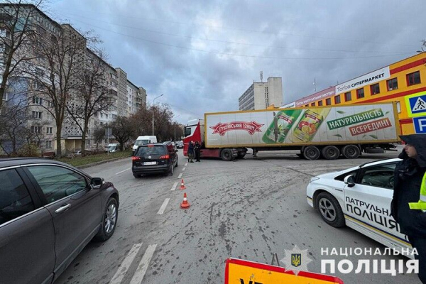 ДТП у Тернополі – з-під фури дістали жінку. Відео