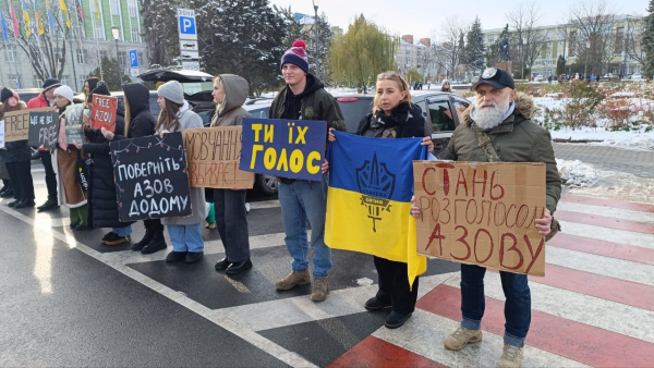 На підтримку полонених вийшли рідні військових у Тернополі