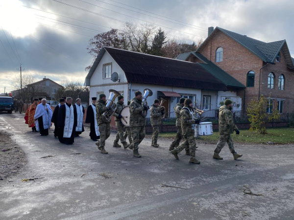 
В останню дорогу провели воїна з Козівської громади Андрія Скавінського