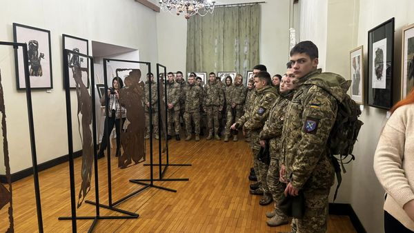 
У Збаражі відкрили виставку робіт відомого декоратора, який трагічно загинув на фронті (фото)