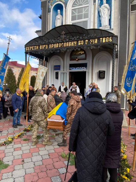 
В останню дорогу провели воїна з Козівської громади Андрія Скавінського