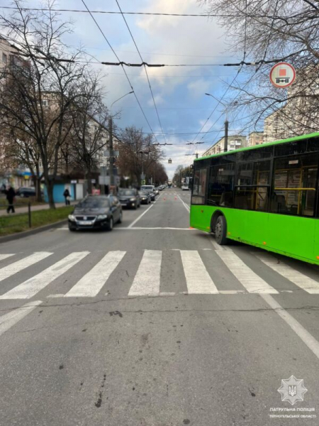 У Тернополі маршрутка збила 23-річного хлопця. Фотофакт