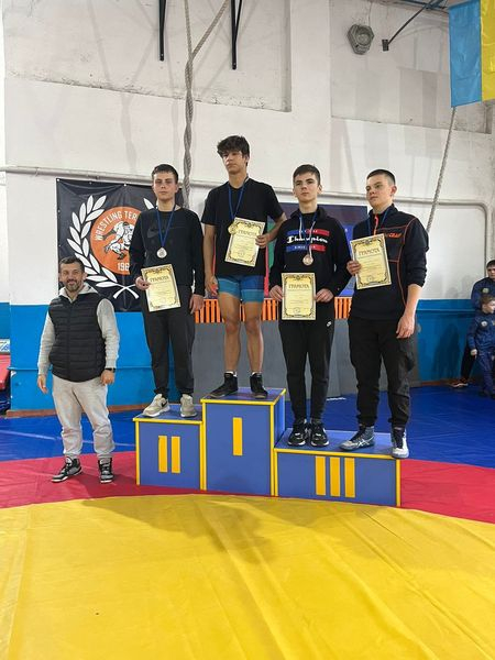 
Четверо спортсменів зі Збаража завоювали призові місця на чемпіонаті з вільної боротьби (фото)