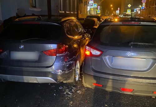 
У центрі Тернополя п'яний водій пошкодив 3 припарковані автомобілі (фото)