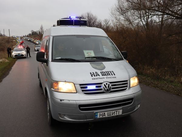 
Плакали діти та старі батьки: на колінах зустріли домовини з двома воїнами на Тернопільщині (фото)