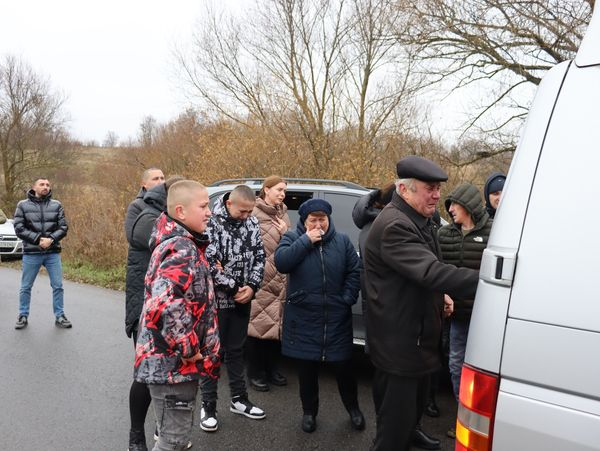 
Плакали діти та старі батьки: на колінах зустріли домовини з двома воїнами на Тернопільщині (фото)