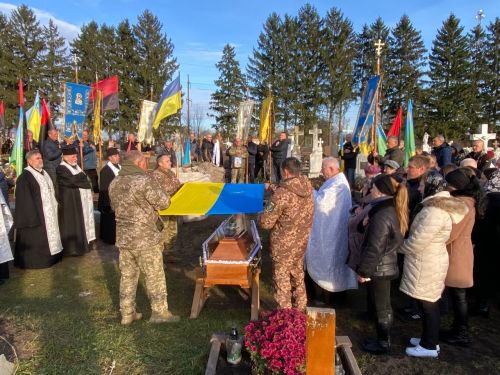 
В останню дорогу провели воїна з Козівської громади Андрія Скавінського