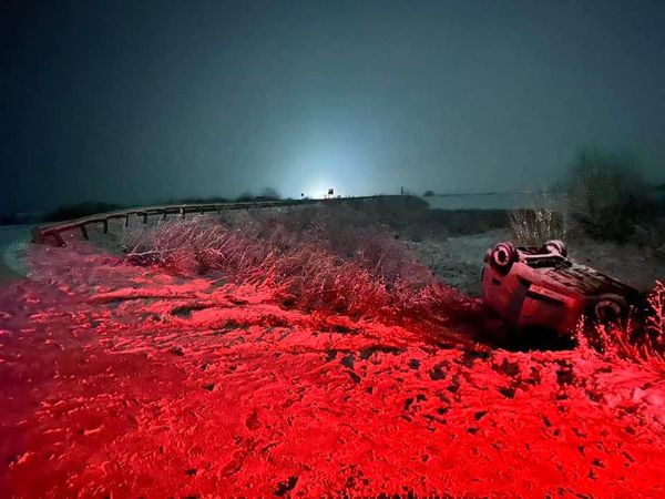 
На даху і в снігу: у Бучачі легкове авто злетіло у кювет (фото)