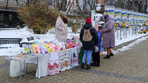 У центрі Тернополя пригощали гарячим чаєм та співали патріотичні пісні для підтримки воїнів