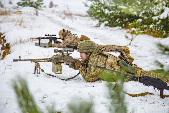 
Уже зима: показали тренування батальйону 105 окремої бригади територіальної оборони на передовій (фото)