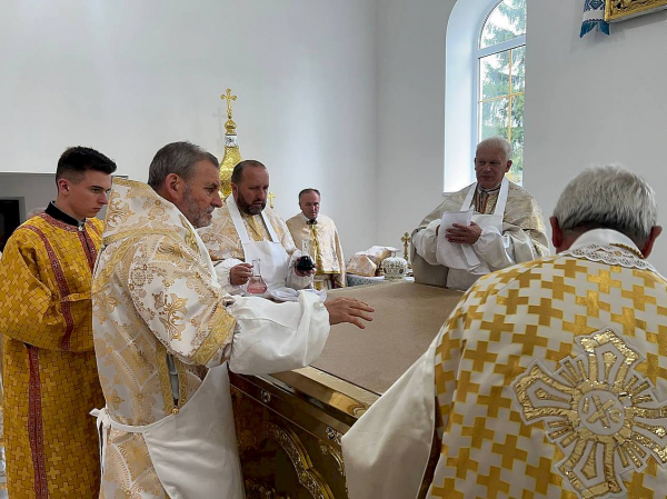 
Новозбудований храм на Тернопільщині відкрили та освятили 18 священників (фото)