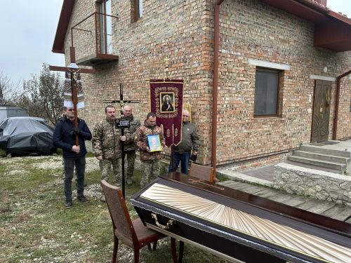 
У громаді на Тернопільщині на колінах зустріли загиблого лейтенанта (фото)