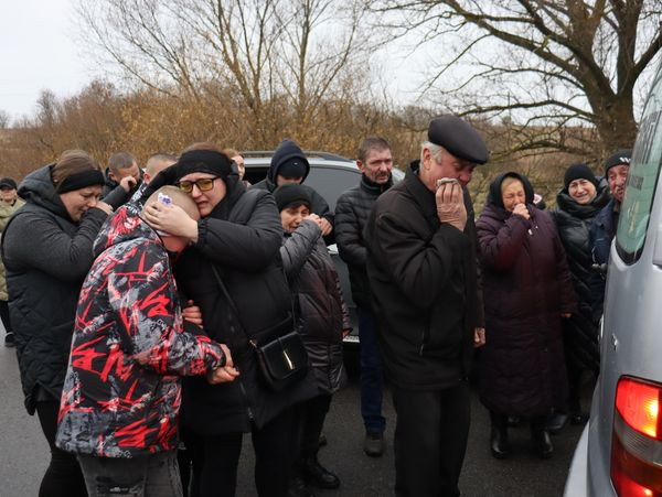 
Плакали діти та старі батьки: на колінах зустріли домовини з двома воїнами на Тернопільщині (фото)