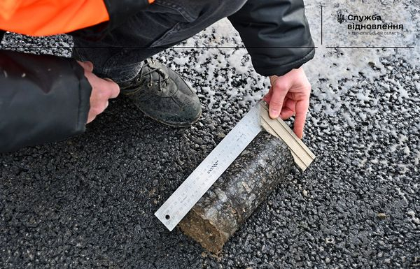 
У Теребовлі перевірили якість асфальтобетону і розмітки на новому мості (фото)