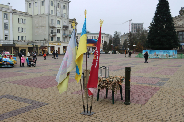 На Театральному майдані збирають гроші на дрони для ЗСУ