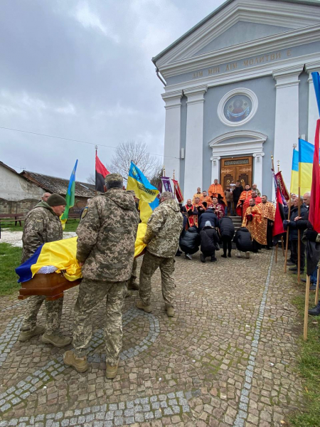 
У Козові попрощались з 36-річним захисником, який загинув на Курщині (фото)