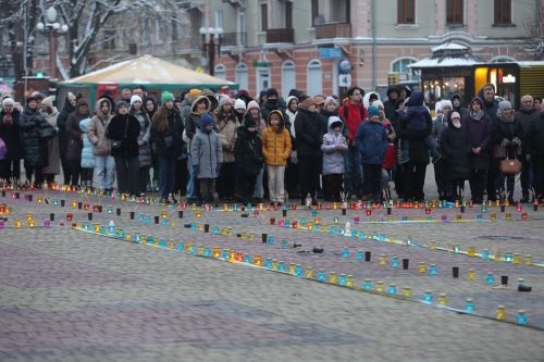 
У центрі Тернополя сьогодні запалюють свічки, щоб вшанувати пам'ять жертв голодоморів (фоторепортаж)