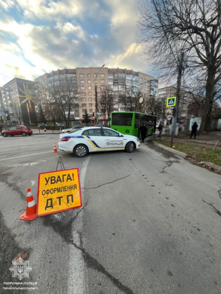 У Тернополі маршрутка збила 23-річного хлопця. Фотофакт