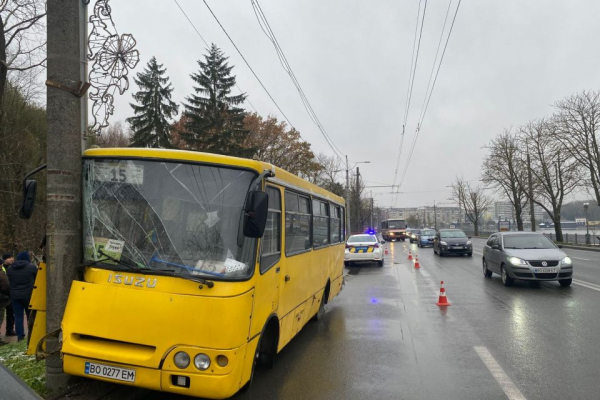 На дамбі маршрутка в’їхала у стовп, постраждав підліток (ОНОВЛЕНЕ)