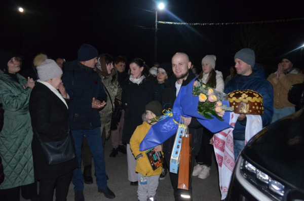 Військового Сергія Бойчука після 2 років у полоні зустрічали всією громадою (фоторепортаж)