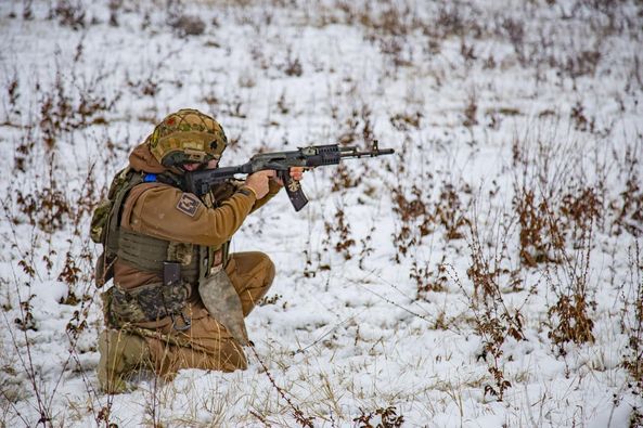 
Уже зима: показали тренування батальйону 105 окремої бригади територіальної оборони на передовій (фото)